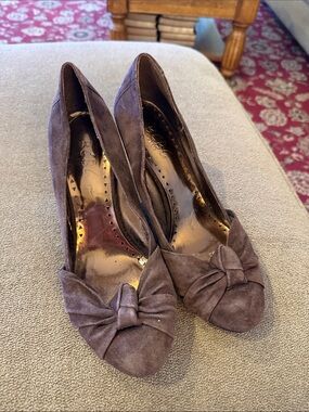 BCBG Brown Suede Leather Pumps Wedge Heels Size 8B Bows (TD)